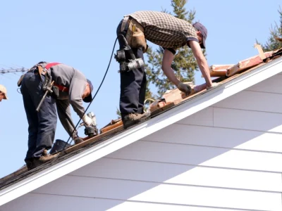 Artisans couvreurs travaillant sur une toiture